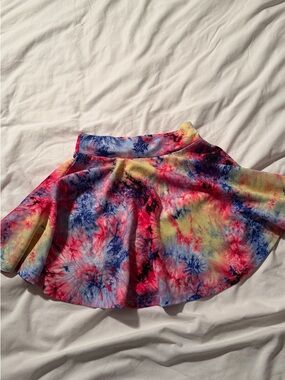 2 mini skater skirts: plaid and tie dye